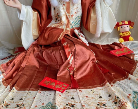 闺梦令 新年战袍 穿一小物齐全 无瑕疵，可...