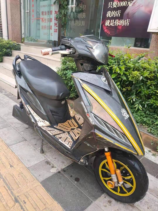 高配电战速酷车,72伏20安的电池,整车实...