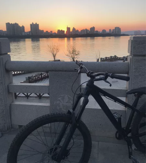 整车卖 带价格来  车架中轴滑丝但是装进去...