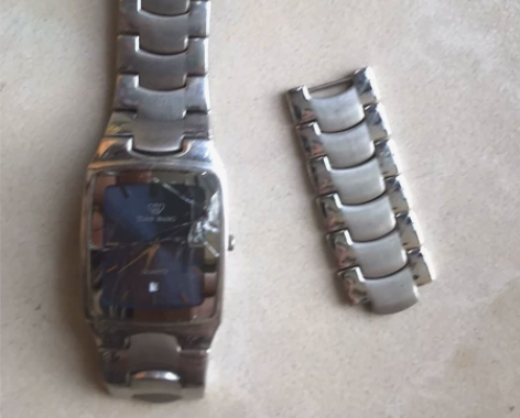 出本人闲置几年的天王男式电子手表。镜面已破...