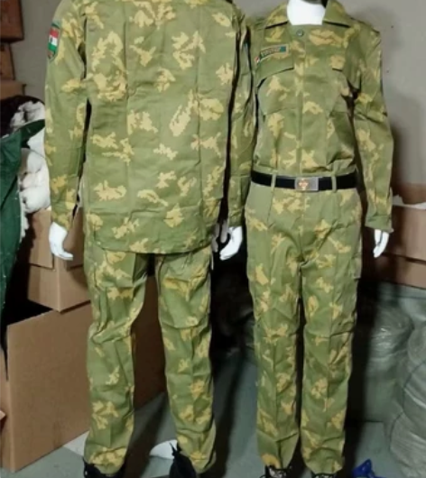 外贸迷彩服，还挺厚实的，穿上效果不错哈！价...