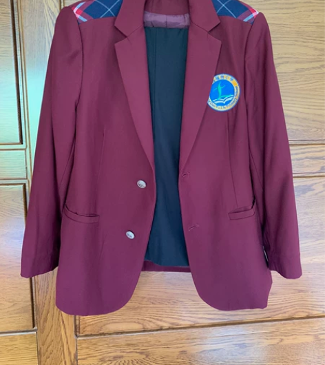 一套50元，青岛地区校服，尺寸是140c，...