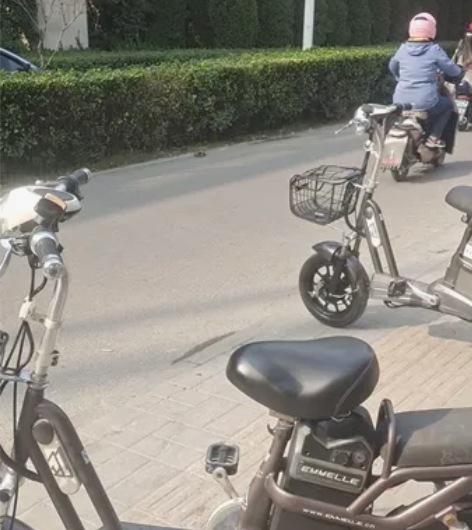 成色很好的阿米尼电动车低价转让！车子骑了一...