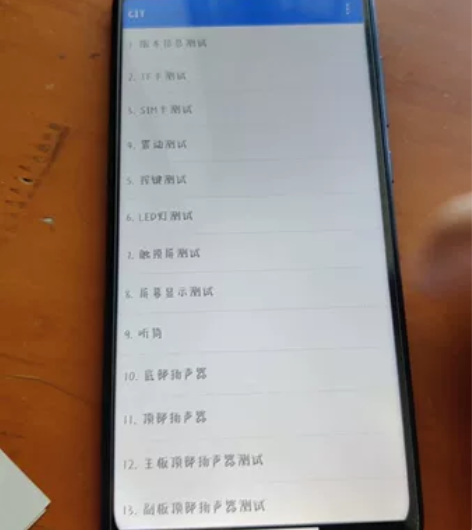 出一个小米9的lcd屏幕,带中框,后面有电...
