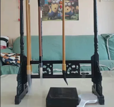 买书法套装 书法店赠送的楠竹毛笔挂笔架一款...