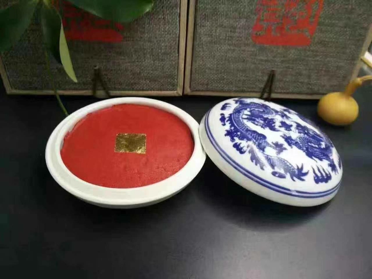 精制朱砂印泥，古方配制，手工制作。是书画家...