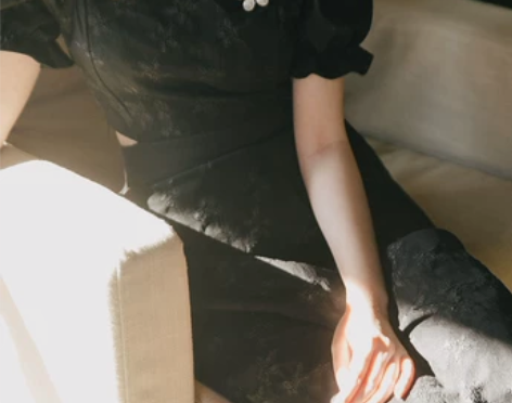 设计感漏腰重工浮雕提花黑色连衣裙女夏季法式...