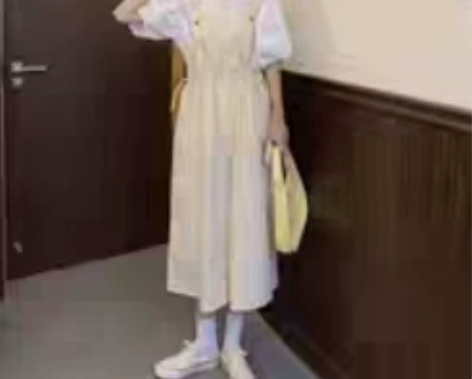 杏色背带裙 布料很舒服，背带可调节，颜色很...
