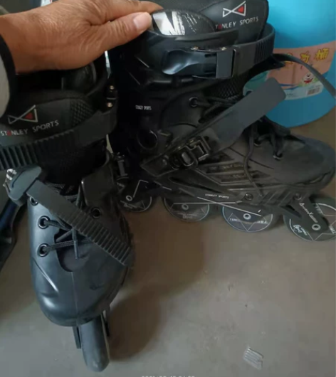 轮滑鞋，100，支持自提，快递不包邮，坐标...