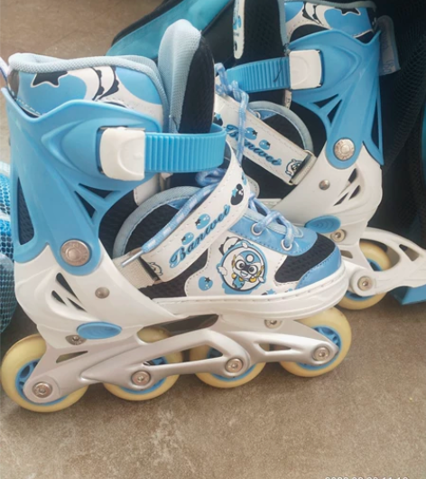 轮滑鞋、帽子、头盔、护具全套九成新。鞋可调...