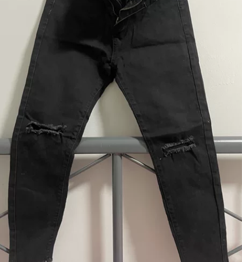 破洞牛仔裤，自己没怎么穿过。 长胖了更穿不...