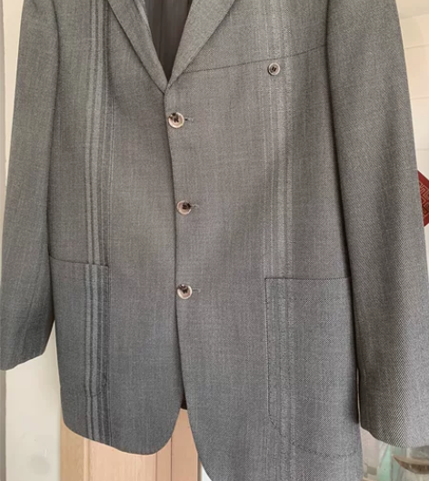 伟志西服男式，品牌，180型号，八成新，7...