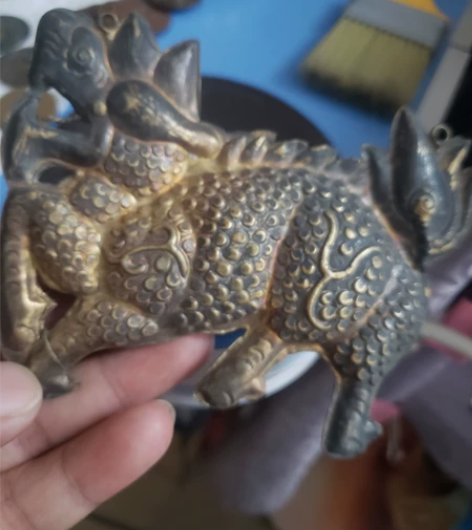 4个清代老银鎏金麒麟送子挂锁,尺寸参考手持...