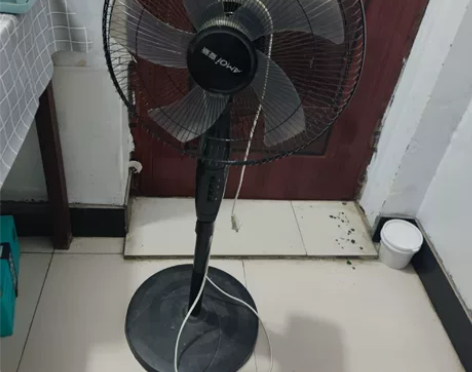 一个电风扇  用了一个夏天 共三挡  一个...