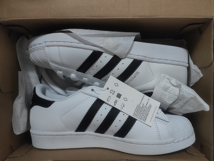 adidas 阿迪金标 人手一双的鞋子