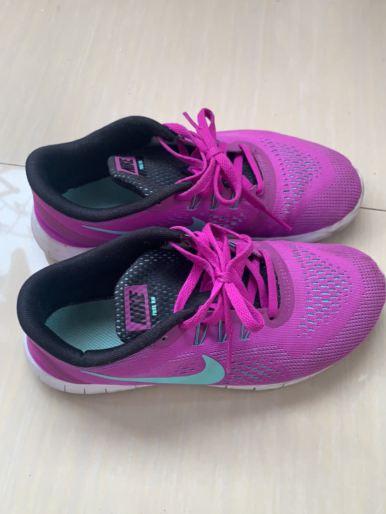 Nike运动鞋，专卖店购买，37码，九成新...