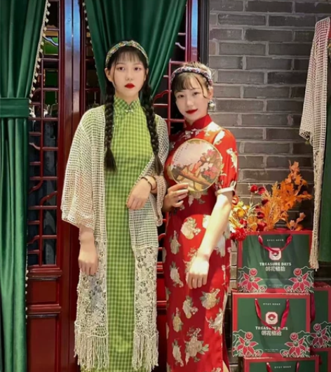 朝花夕拾外披肩出售 感兴趣的话点“我想要”...