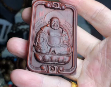 深夜小茶馆1号拍品说是小叶紫檀的，自己看我...