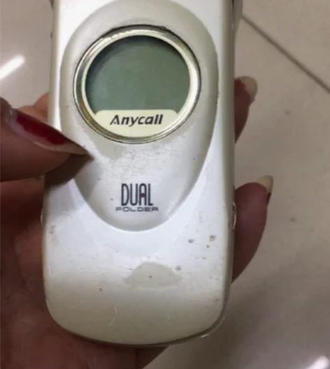 怀旧经典，三星翻盖手机。有喜欢的朋友联系！...