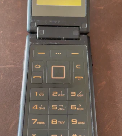 三星W689、一机一电，外屏幕开机之后有一...