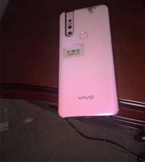 vivos1屏幕这个月摔破的，屏幕偶尔会乱...