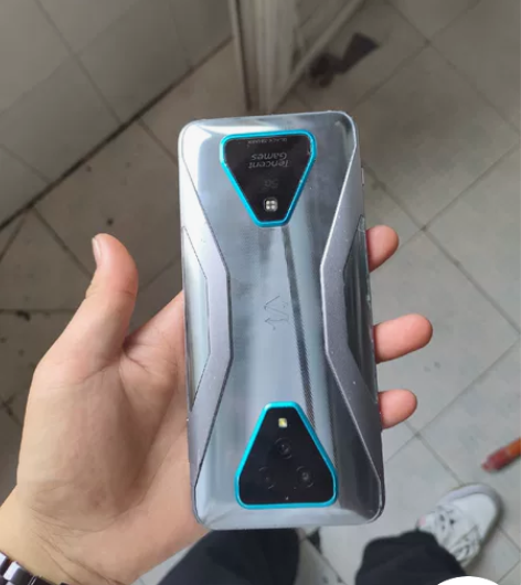 黑鲨3，8+128内存，送原装充电器，只维...