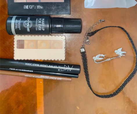 美妆及饰品共9件,包邮,不议价。 1.Maybelline美... 美妆及饰品共9件,包邮,不议价。 1.Maybelline美...