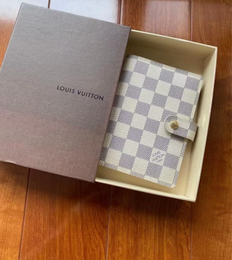 lv白棋盘笔记本 有盒子 98新 感兴趣...