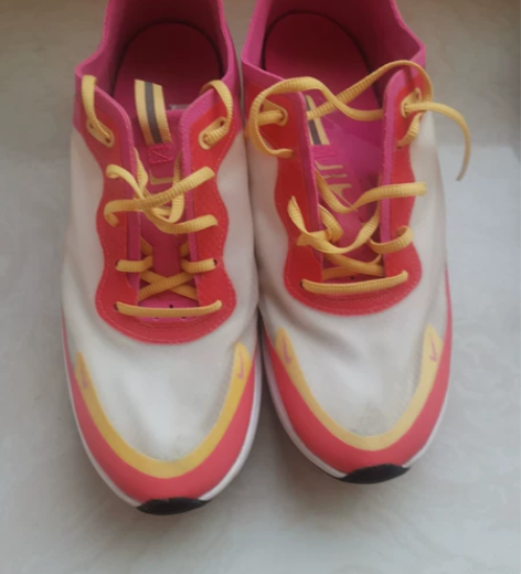 耐克女士薄款运动鞋,鞋面薄如蝉翼,鞋子很轻...