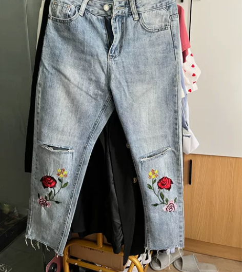 刺绣牛仔裤，M码，很新，原价189买的 感...