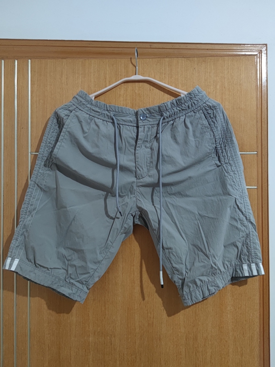 男士纯灰色过膝短裤