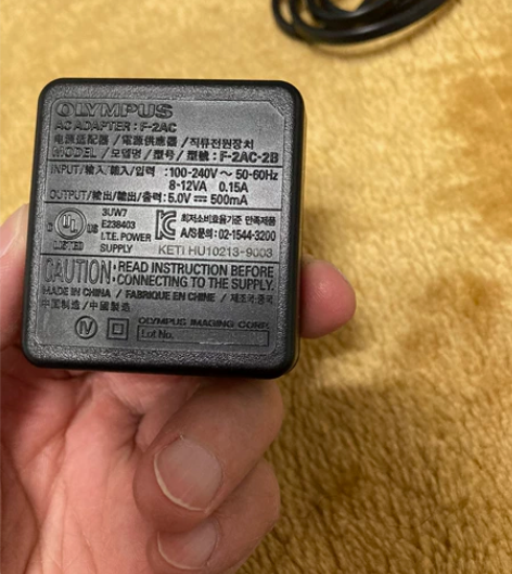 奥林巴斯相机充电器、充电线。F-2AC，原...