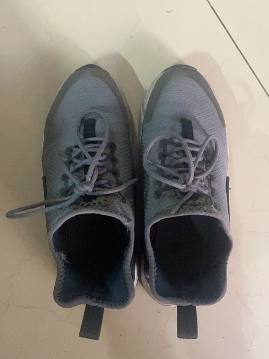 nike华莱士休闲跑鞋35.5码 购于线下...