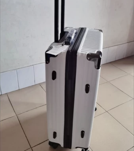 出一个24寸全新的行李箱，是品牌正品，加厚...