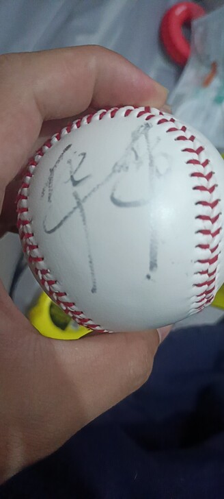 华华侦探亲笔签名棒球。
