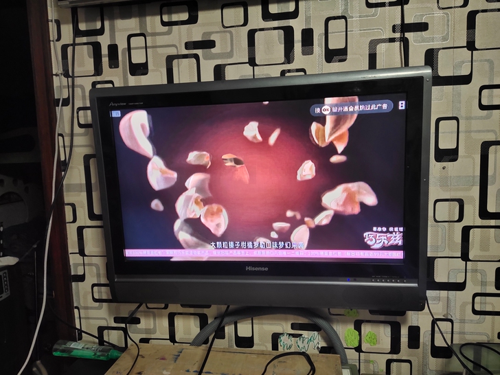 32寸海信液晶电视便宜出售，如图，想要联系我