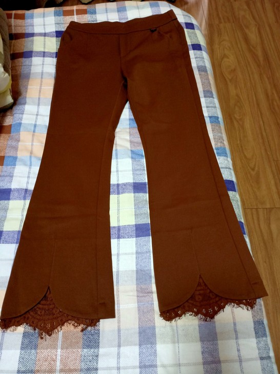 咖色微拉裤,很修身的,裤角有修饰,当时买时...