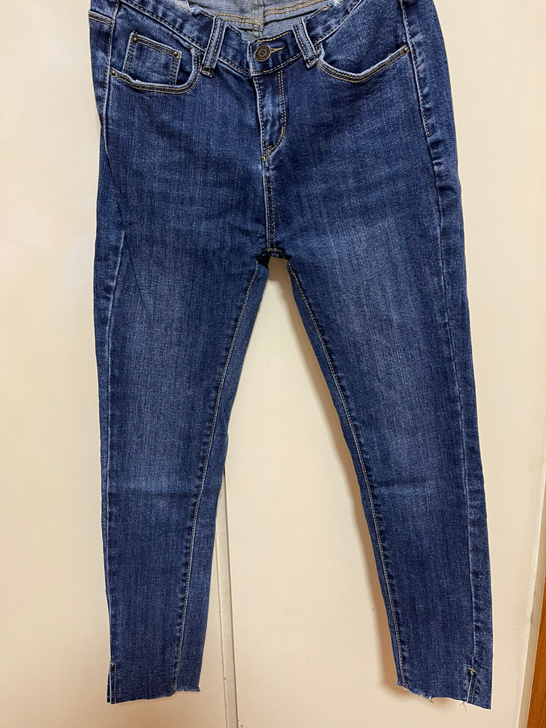 蓝色牛仔裤，九分裤，尺码26，灯光原因拍摄...