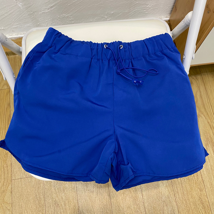 全新，蓝色短裤，侧面小开叉，不漏PP的，均...
