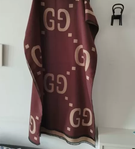 某牌羊毛围巾，双面带，咖色拼驼色，永不过时...