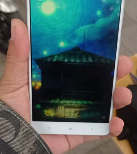 小米手机，屏幕完好，可以开机，自己看，不懂...