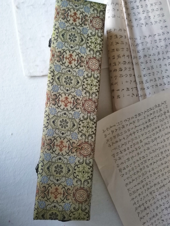 已装裱装盒《金刚经》全文蝇头小楷长卷。卷长...