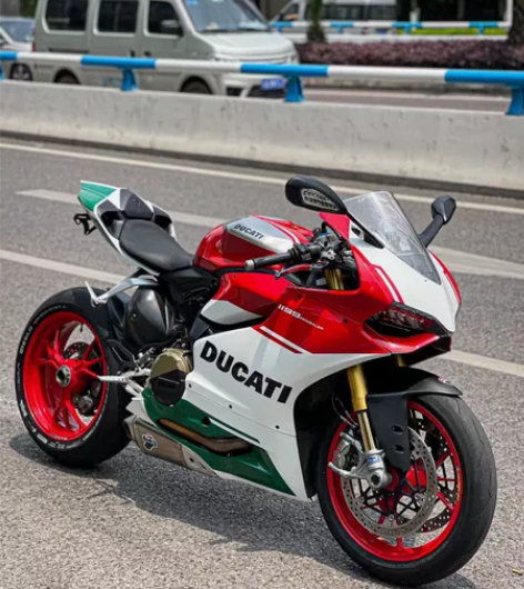 本人是做机车跑车街车出租的。现因为yi情影...