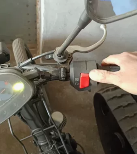 铃木摩托车,改的裸装,发动机一点问题都没有...