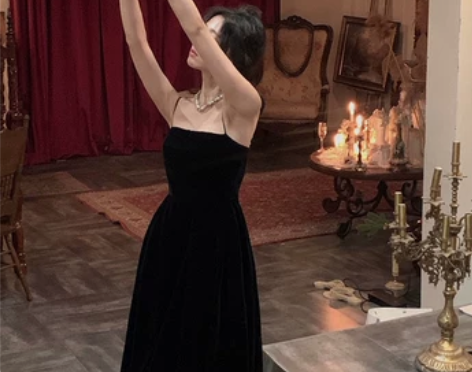 法式复古黑色丝绒吊带连衣裙女秋冬赫本风高级...