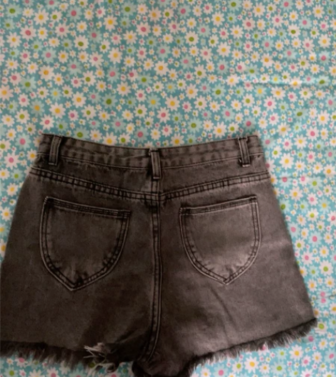 牛仔短裤 也是可休闲可辣 版型很正的 实...