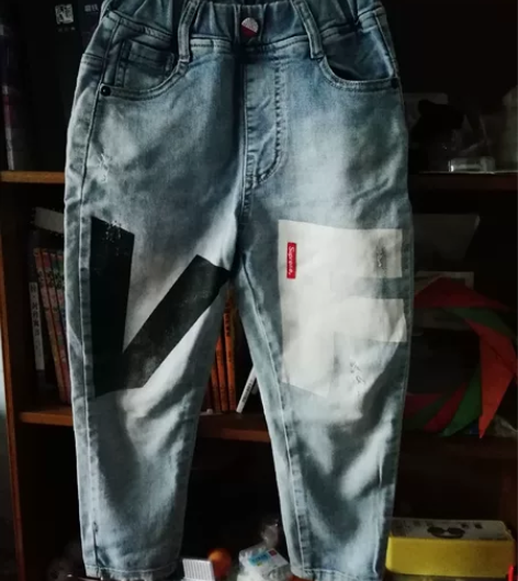 精品实体店买的，好质量破洞水洗牛仔裤，质量...