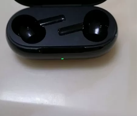 一加蓝牙耳机充电仓，有需要的联系我 感兴趣...