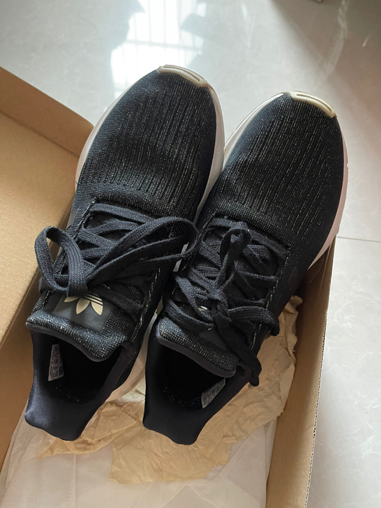 阿迪达斯运动鞋，女款，38码，针织弹力面料...