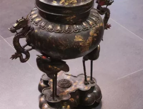 铜胎鎏金·熏香炉； 此器造型独特，尺寸较大...